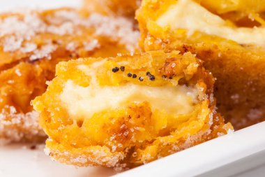 Tipik Kolombiyalı aborrajados beyaz bir tabak üzerinde hizmet