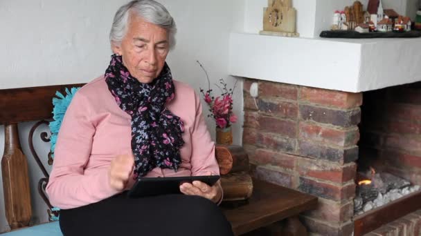 Старша жінка сама вдома відео балакає зі своєю сім'єю — стокове відео