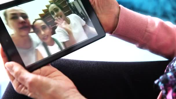 Mujer mayor sola en casa video chat con su familia — Vídeo de stock