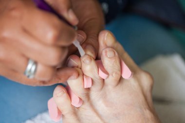 Covid-19 salgını sırasında evde pedikür yaptırırken son sınıf bir kadının ayağını kapat.