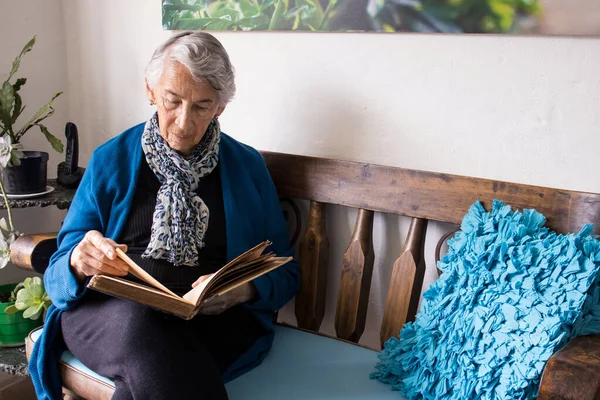 Seniorin Allein Hause Beim Lesen Eines Alten Buches — Stockfoto