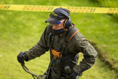 LA CALERA, COLOMBIA - MAYIS, 2020: Koronavirüs salgını sırasında güvenlik ekipmanı ve yüz maskesi takan adam