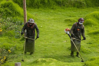 LA CALERA, COLOMBIA - MAYIS, 2020: Koronavirüs salgını sırasında güvenlik ekipmanı ve yüz maskesi takan adam