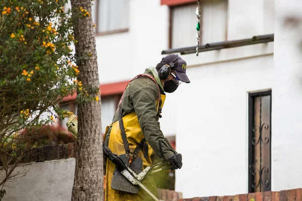 Calera Colômbia Maio 2020 Homem Com Foice Vestindo Equipamentos Proteção — Fotografia de Stock