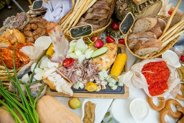 Fleisch, Brot und Snacks — Stockfoto