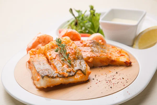Filete de salmón con salsa —  Fotos de Stock