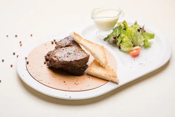 Carne grelhada com pão — Fotografia de Stock