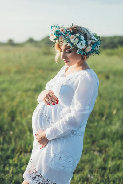 Piękna dziewczyna w ciąży — Zdjęcie stockowe