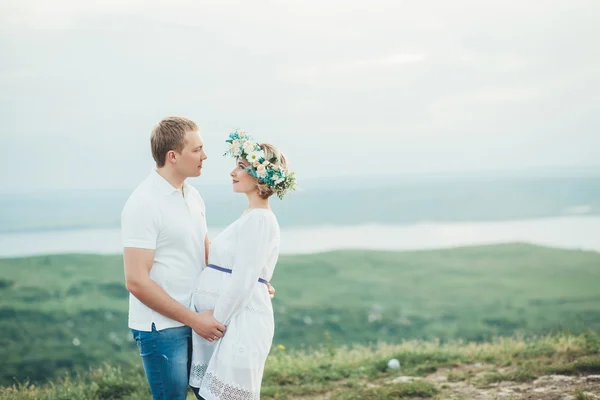 Mooie zwangere meisje met haar man — Stockfoto