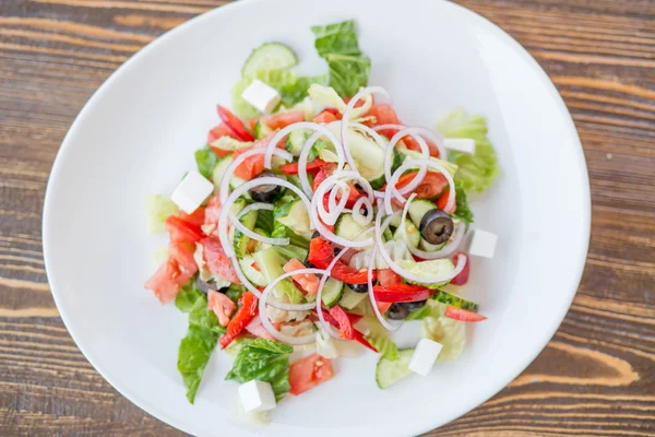 Zeytin ve peynirli Yunan salatası — Stok fotoğraf