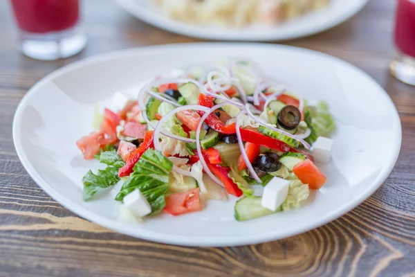 Salada grega com azeitonas e queijo — Fotografia de Stock