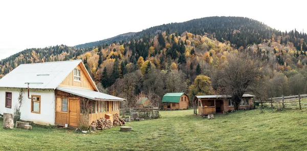 Accogliente campeggio nelle montagne del Caucaso nel sud della Russia — Foto Stock