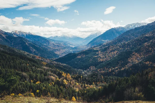 コーカサス山脈の渓谷の美しい景色 — ストック写真