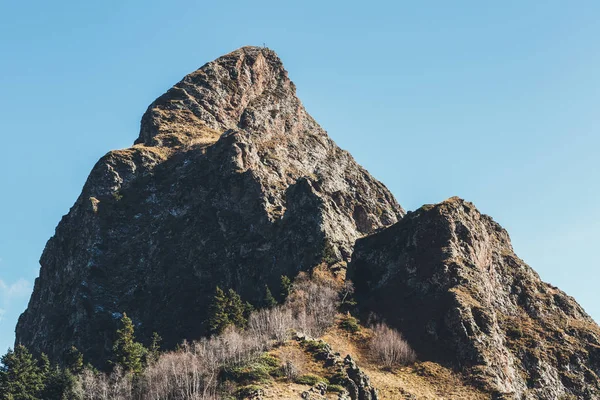 La cima de la montaña en el pueblo de montaña de Zakan en el Cáucaso Norte —  Fotos de Stock