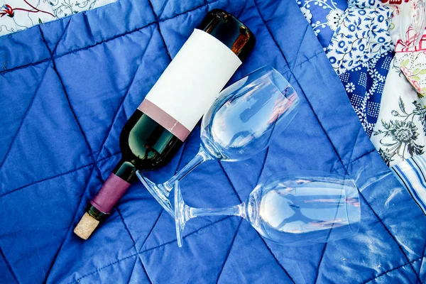 瓶酒和野餐的眼镜 — 图库照片