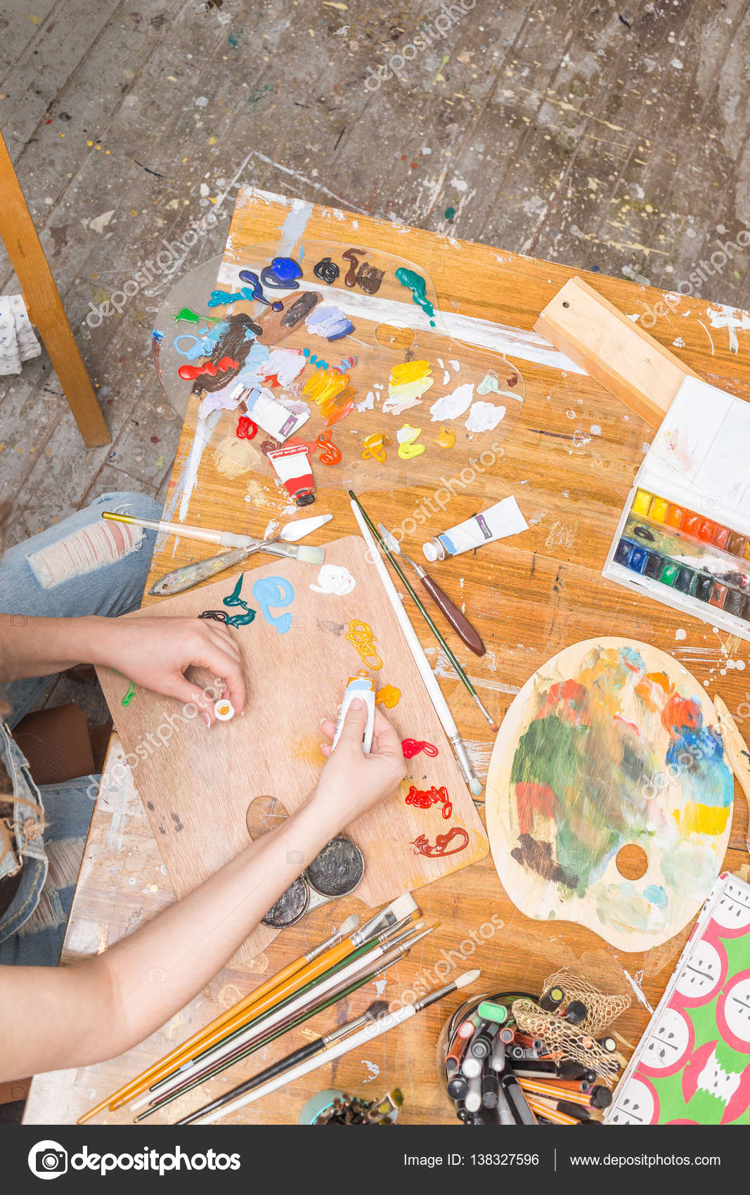 Manos femeninas de la joven artista y pintura de aceite ...