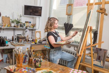 genç sanatçı stüdyosunda bir resim boyama