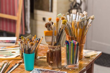 sanat malzemeleri: Fırçalar, kalemler, işaretçileri, boya, petrol, solvent, tüp