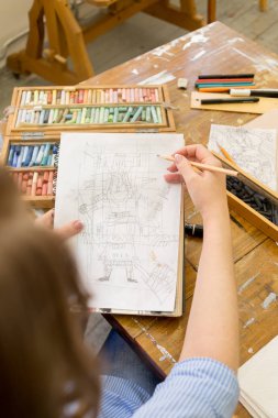 Kız el kroki marker ile kağıt üzerinde çizer.