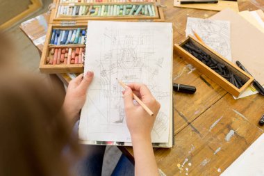 sanatçı bir kroki, grafit kalem kağıt üzerinde yapar