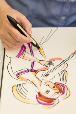 kağıt üzerine suluboya marker ile bir kroki genç sanatçı yapar