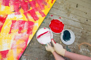 Elinde kırmızı ve yeşil boya ile iki klip