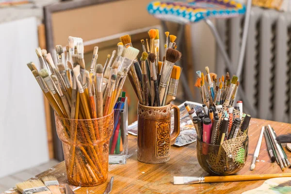 Sanat malzemeleri: Fırçalar, kalemler, işaretçileri, boya, petrol, solvent, tüp — Stok fotoğraf