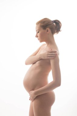 Beyaz arka plan üzerinde çıplak bir hamile kadın silüeti