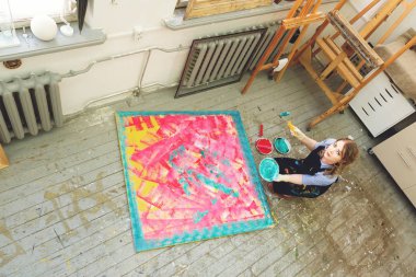 güzel sanatçı boya büyük bir tuval