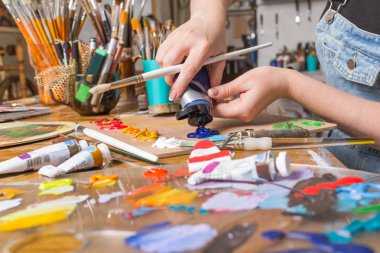 Kız el kroki marker ile kağıt üzerinde çizer.