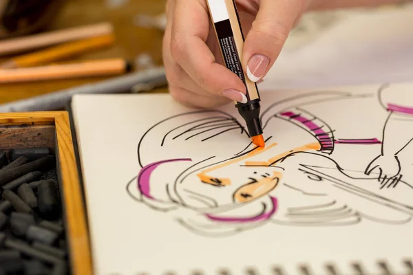 Kağıt üzerine suluboya marker ile bir kroki genç sanatçı yapar — Stok fotoğraf