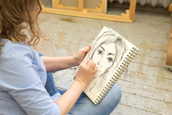 Belo artista pinta o retrato no estúdio de arte — Fotografia de Stock