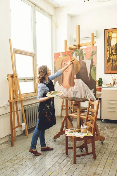 Jeune artiste peint un tableau à l'huile dans le Studio — Photo