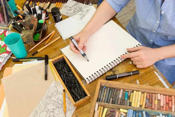 kağıt üzerine suluboya marker ile bir kroki genç sanatçı yapar