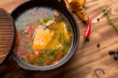 bir tencerede ev yapımı balık çorbası