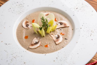 soğuk mantar çorbası püresi ile petrol