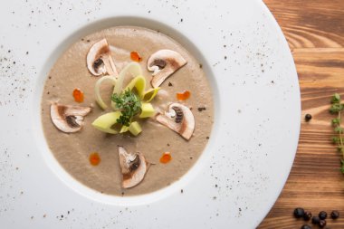 soğuk mantar çorbası püresi ile petrol