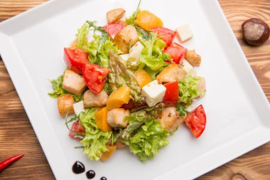 taze tavuk salatası ve çiftlik sebze