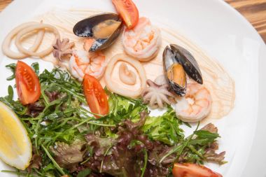 sebze ve deniz ürünleri tabağı