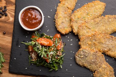 Meyilli taze çiftlik sebzeli balık