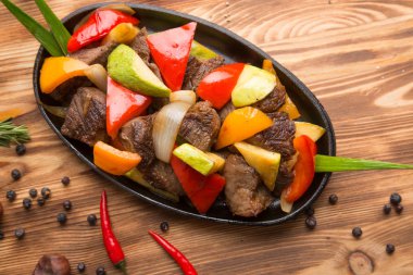 Buğulanmış sebze ve et Pan