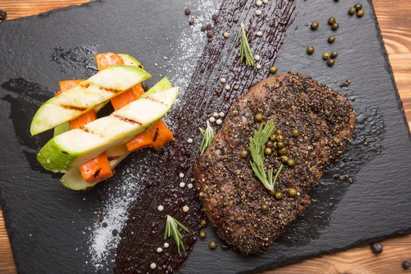 Pedaço frito de carne com legumes grelhados — Fotografia de Stock