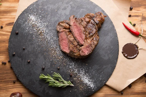 Sappig stukje vlees, gegrilde steak met saus — Stockfoto