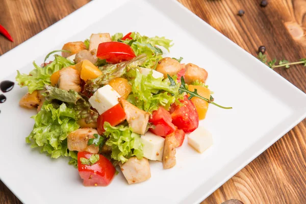 Csirke friss salátával és zöldségekkel — Stock Fotó