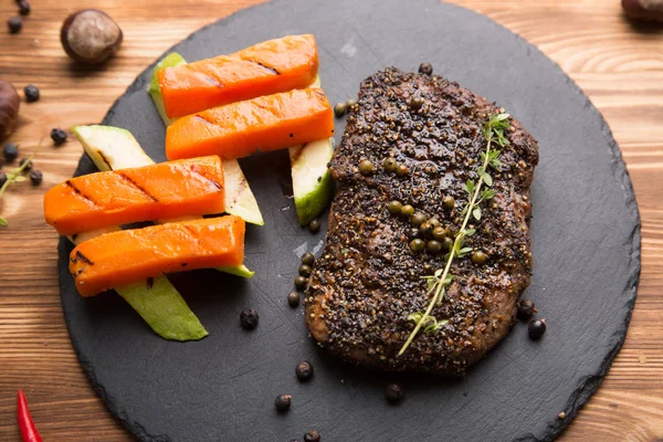 Pedaço frito de carne com legumes grelhados — Fotografia de Stock