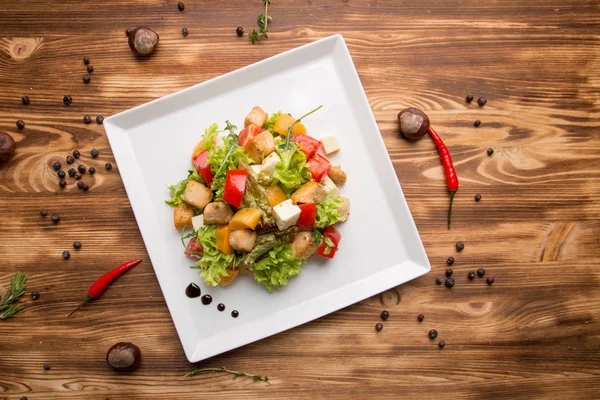 Salada fresca com frango e legumes de fazenda — Fotografia de Stock