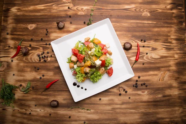Csirke friss salátával és zöldségekkel — Stock Fotó