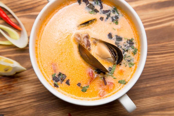 Zeevruchten soep met oesters — Stockfoto