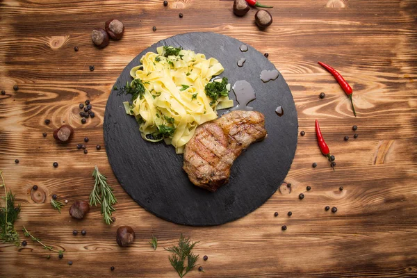Piatto caldo argentino, carne con pasta — Foto Stock