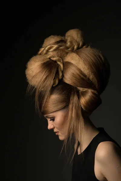 Porträtt av en flicka med en modell-frisyr — Stockfoto